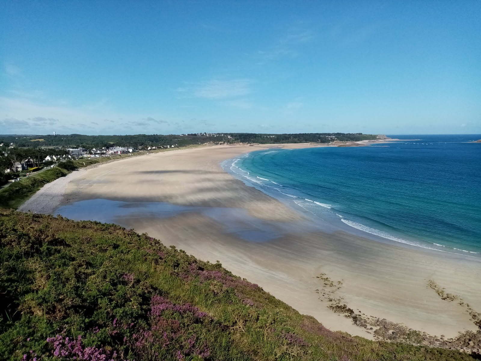 Una spiaggia nelle vicinanze