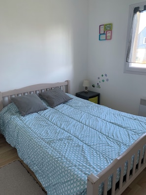 2 soverom, skrivebord, strykejern/-brett og reiseseng for barn