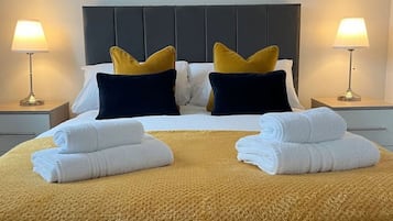 3 bedrooms, desk, iron/ironing board, travel crib