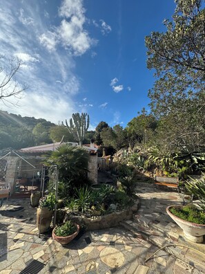 Property grounds - 3-bedroom villa in welcoming Solanas with AC, WiFi. Relax at Casa Cacteae (Sinnai)