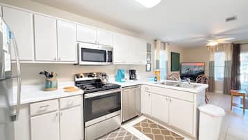 Een koelkast, een magnetron, een oven, een kookplaat