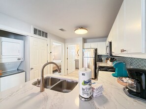 Køleskab, mikrobølgeovn, ovn, kogeplade