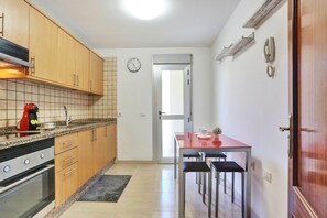 Kühlschrank, Mikrowelle, Ofen, Wasserkocher mit Kaffee-/Teezubehör