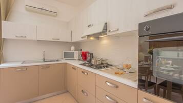 Kühlschrank, Mikrowelle, Herdplatte, Wasserkocher mit Kaffee-/Teezubehör