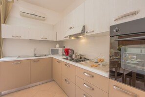 Kühlschrank, Mikrowelle, Herdplatte, Wasserkocher mit Kaffee-/Teezubehör