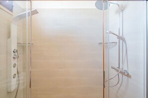 Douche, sĂšche-cheveux, bidet