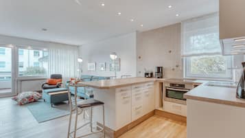 KĂŒhlschrank, Mikrowelle, Ofen, Herdplatte