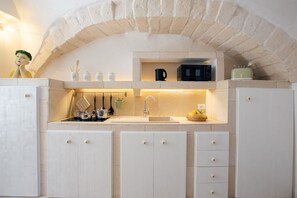 Kühlschrank, Mikrowelle, Herdplatte, Toaster