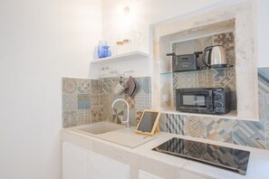 Kühlschrank, Mikrowelle, Herdplatte, Wasserkocher mit Kaffee-/Teezubehör