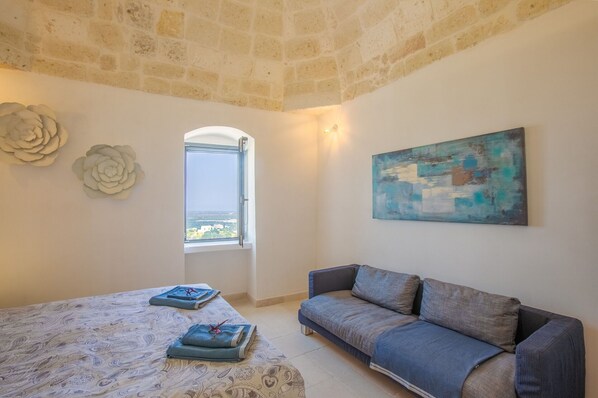 2 bedrooms, travel cot, free WiFi, bed sheets