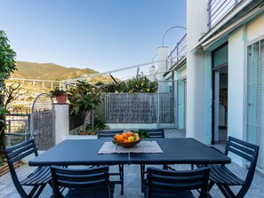 Outdoor dining - Nice apartment for 4 guests with WIFI, TV, terrace and panoramic view (Ospedaletti)