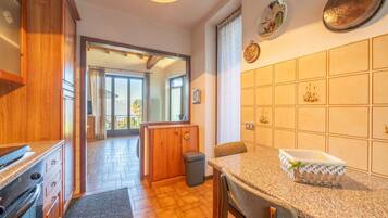 Oven, dishwasher, highchair