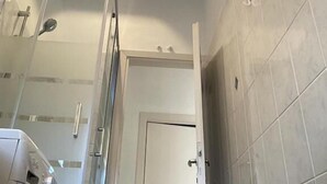 Departamento clásico, balcón, vista a la ciudad | Baño