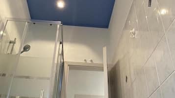 Classic-Apartment, Balkon, Stadtblick | Badezimmer
