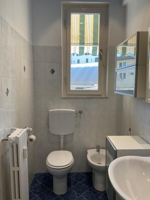 Apartamento clássico, sacada, vista para a cidade | Banheiro | Chuveiro, secador de cabelo, toalhas de banho, sabonete