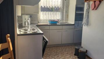 Kühlschrank, Ofen, Herdplatte, Wasserkocher mit Kaffee-/Teezubehör