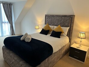 4 makuuhuonetta, työpöytä, silitysrauta/-lauta, vauvan matkasänky