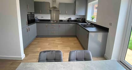 Kingsway House - Spacious 4 Bed Home From Home