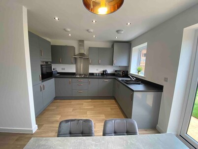 Kingsway House - Spacious 4 Bed Home From Home