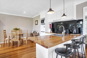 Geladeira, micro-ondas, cooktop, lava-louças