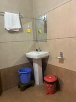 Ducha, artículos de higiene personal gratuitos, toallas y jabón