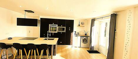 Réfrigérateur, four à micro-ondes, un four, surface de cuisson