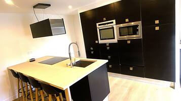 Frigorifero, microonde, forno, piano cottura