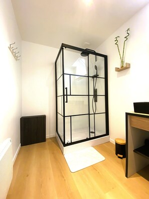 Een douche, een haardroger, toiletpapier