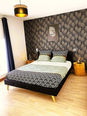 4 chambres, bureau, fer et planche Ă repasser, lit parapluie