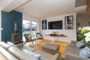 TV, fireplace, stereo - Solstice - Sea View - Hot Tub -Fire Pit-Balcony-EV (Carbis Bay)