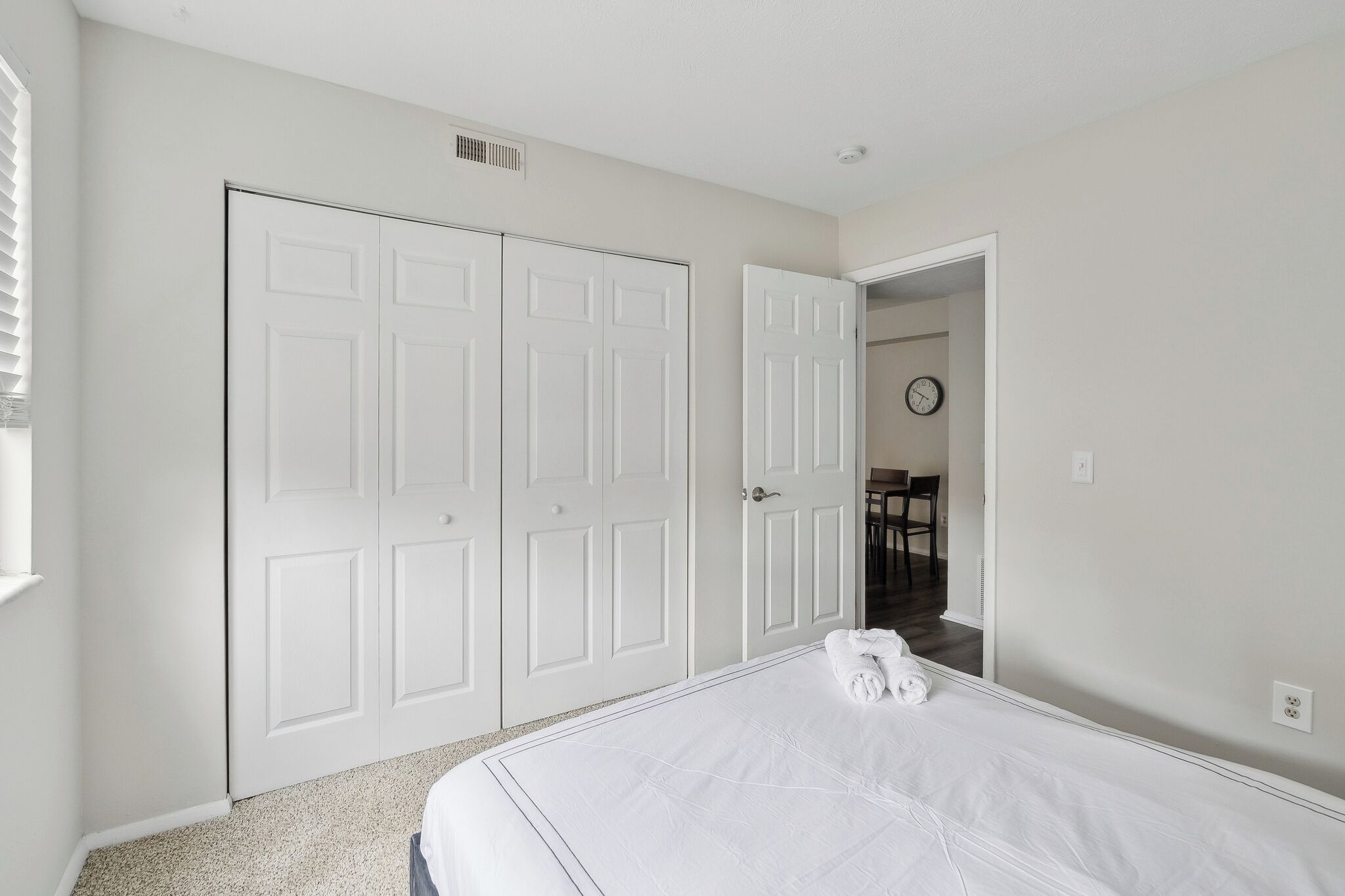 Escritorio, tabla de planchar con plancha, cuna de viaje y wifi gratis 