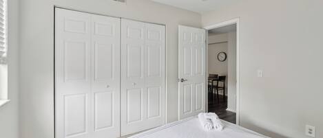 Escritorio, tabla de planchar con plancha, cuna de viaje y wifi gratis