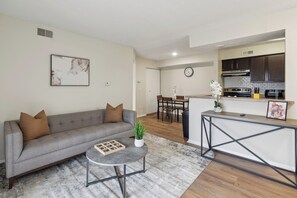 Living area - Northwoods Apt 8091-1b I 2 bed 1 bath (Columbus)