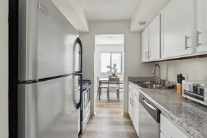 Jääkaappi, mikroaaltouuni, uuni, liesi