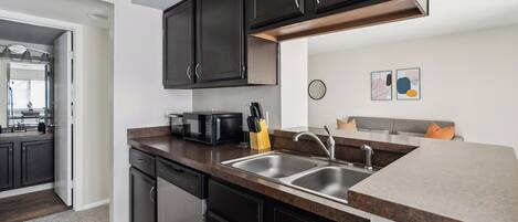 Jääkaappi, mikroaaltouuni, uuni, liesi