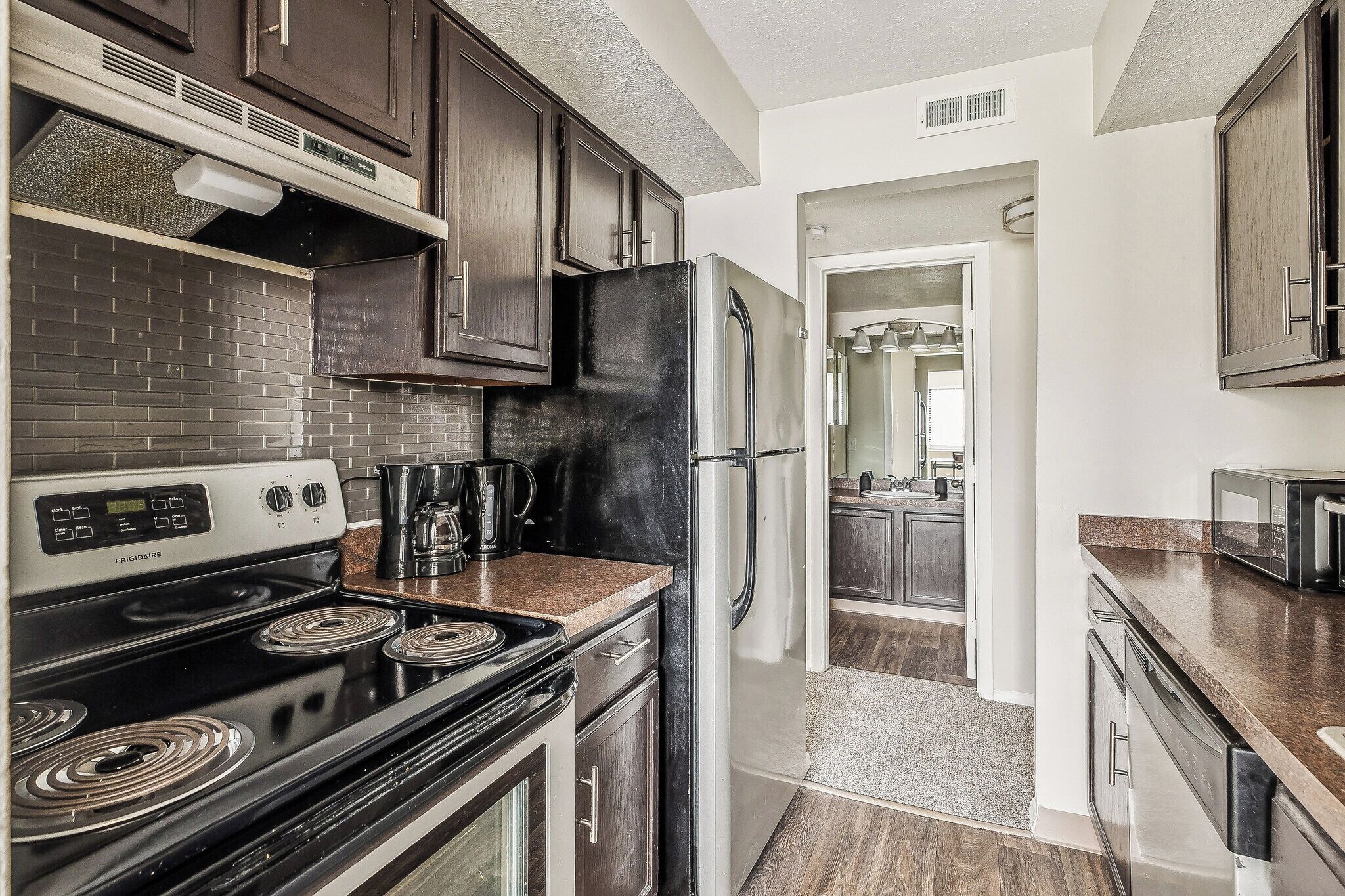 Réfrigérateur, four à micro-ondes, un four, surface de cuisson