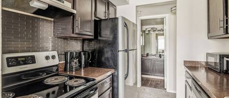 Jääkaappi, mikroaaltouuni, uuni, liesi