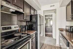 Jääkaappi, mikroaaltouuni, uuni, liesi