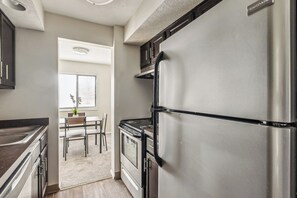 Jääkaappi, mikroaaltouuni, uuni, liesi