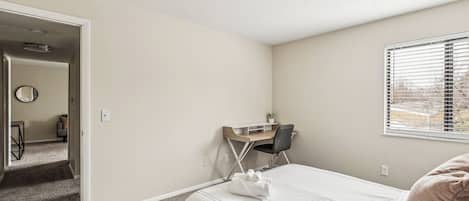 Bureau, fer et planche Ă repasser, lit parapluie, Wi-Fi gratuit