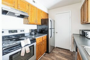 Coffee/tea maker, fridge, microwave, oven