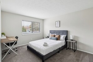 Skrivebord, strykejern/-brett, reiseseng for barn og wi-fi (inkludert)