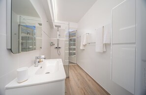Dusj, hårføner, håndklær og såpe