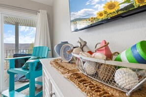 Una Smart TV, una chimenea, libros