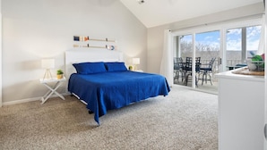 4 bedrooms, desk, travel crib, WiFi (free) - Out of Office - Lakeside Pool, Elevator, & Location! (Osage Beach)