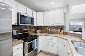 Frigorífico, microondas, horno y placa de cocina