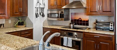 Køleskab, mikrobølgeovn, ovn, kogeplade