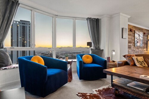 City Center Oasis: Prime Location with Views!