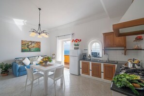 Fridge, microwave, oven, stovetop - Romantic cottage with outdoor heated whirlpool and breathtaking views (Praiano)