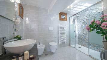Baignoire Ă jets, sĂšche-cheveux, bidet, serviettes fournies